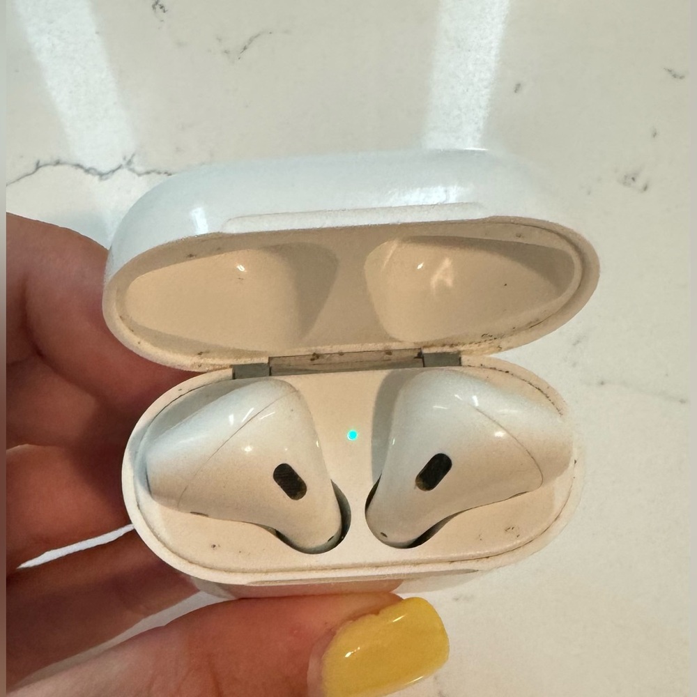 Apple AirPods 2nd Gen Wireless Ear Buds & Charging Case (broken battery)
